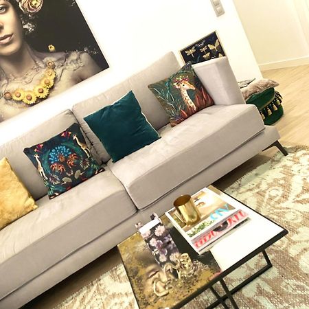 Barcelona Chic Apartments- Free Parking - 10 Min From Bcn City Centre By Metro Kültér fotó