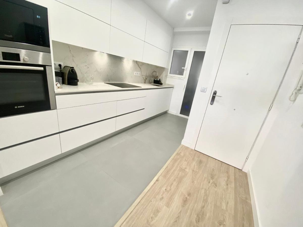 Barcelona Chic Apartments- Free Parking - 10 Min From Bcn City Centre By Metro Kültér fotó
