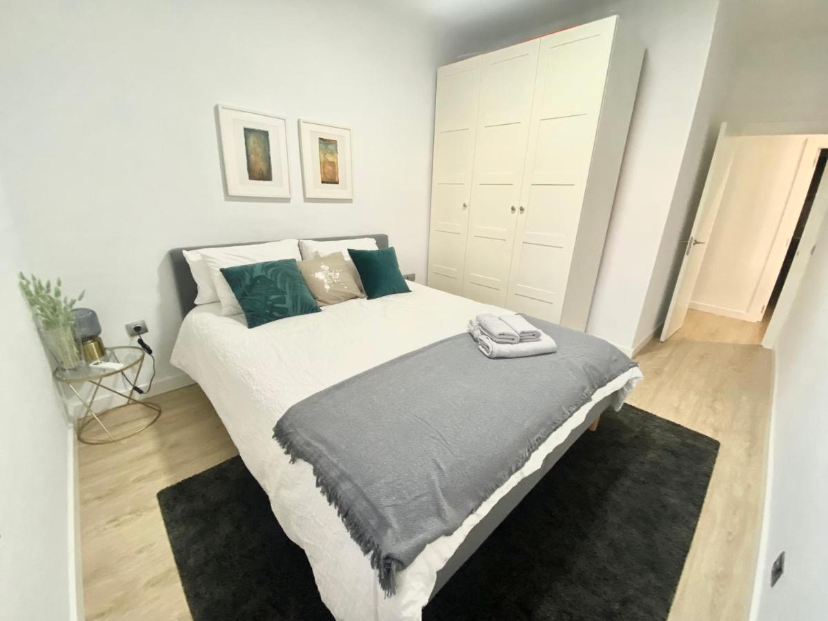 Barcelona Chic Apartments- Free Parking - 10 Min From Bcn City Centre By Metro Kültér fotó
