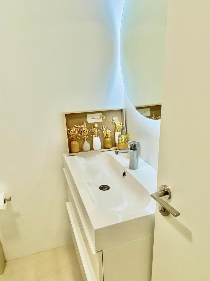Barcelona Chic Apartments- Free Parking - 10 Min From Bcn City Centre By Metro Kültér fotó