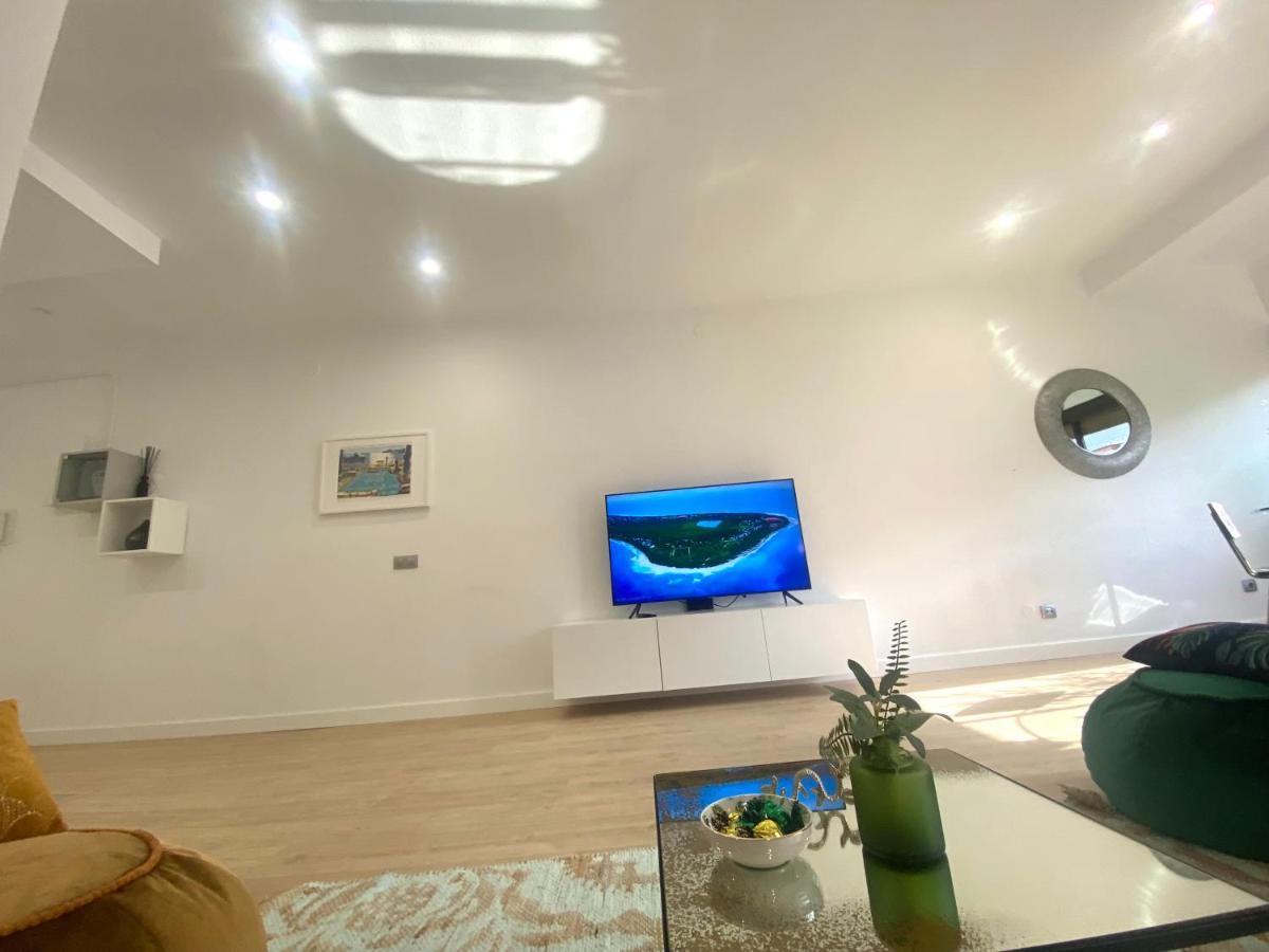 Barcelona Chic Apartments- Free Parking - 10 Min From Bcn City Centre By Metro Kültér fotó