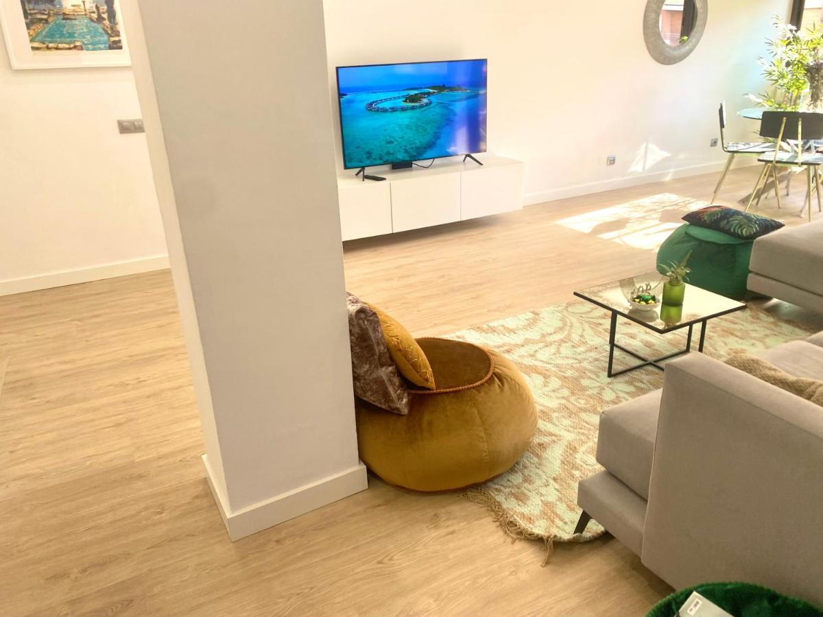 Barcelona Chic Apartments- Free Parking - 10 Min From Bcn City Centre By Metro Kültér fotó
