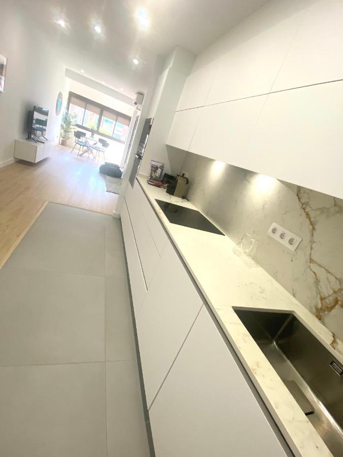 Barcelona Chic Apartments- Free Parking - 10 Min From Bcn City Centre By Metro Kültér fotó