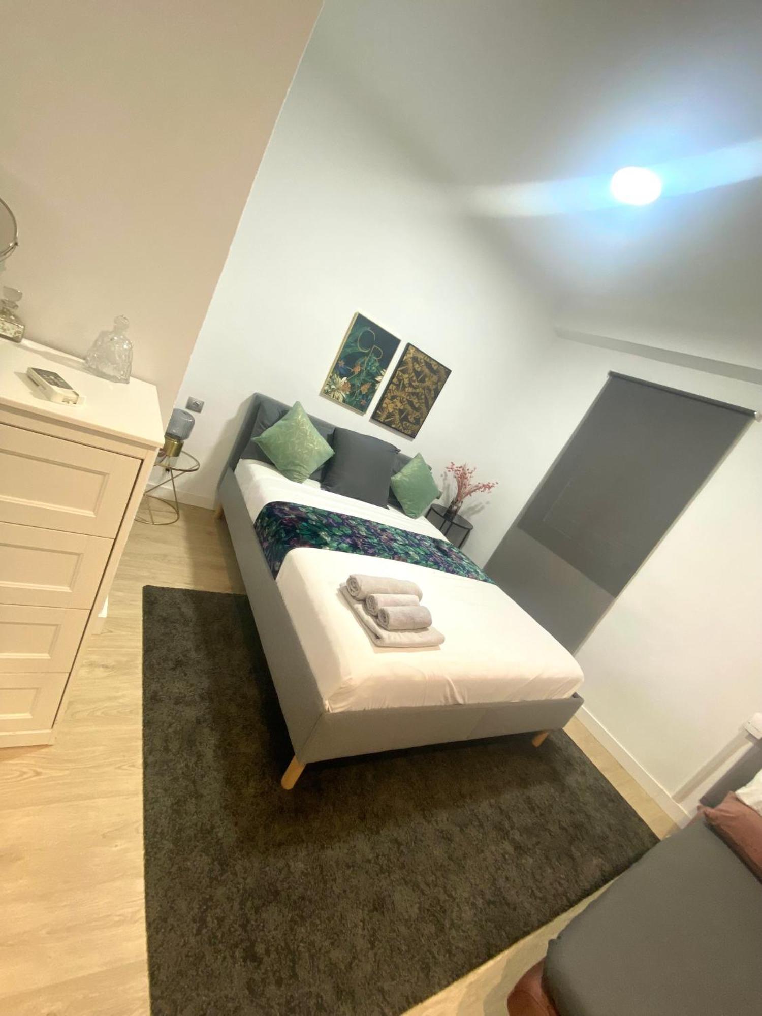 Barcelona Chic Apartments- Free Parking - 10 Min From Bcn City Centre By Metro Kültér fotó