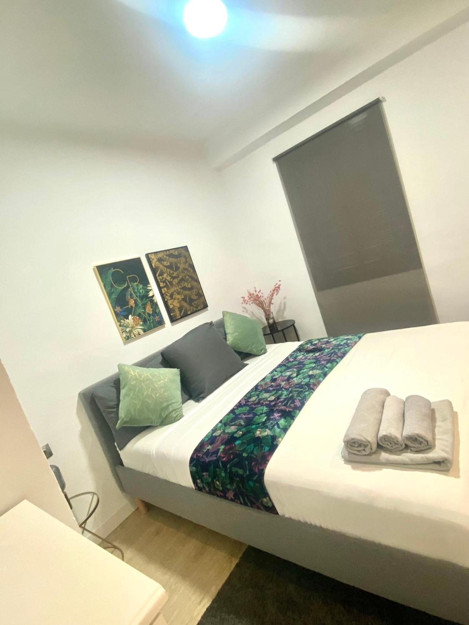 Barcelona Chic Apartments- Free Parking - 10 Min From Bcn City Centre By Metro Kültér fotó
