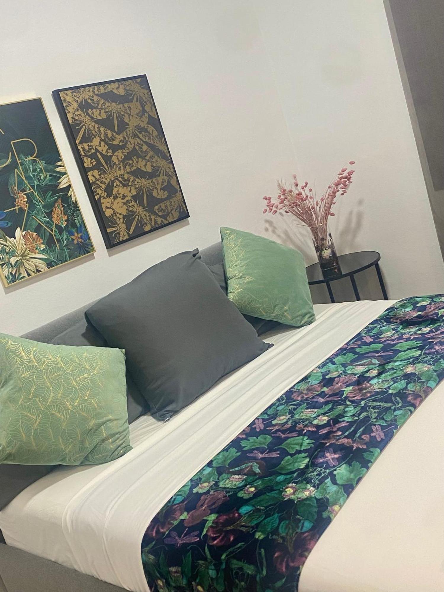 Barcelona Chic Apartments- Free Parking - 10 Min From Bcn City Centre By Metro Kültér fotó